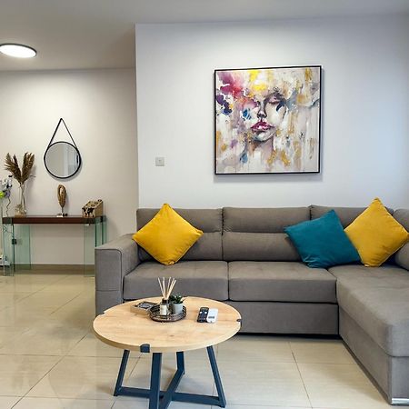 Modern 2Br Apartment With Pool, Veranda & Garden In Paphos Ngoại thất bức ảnh