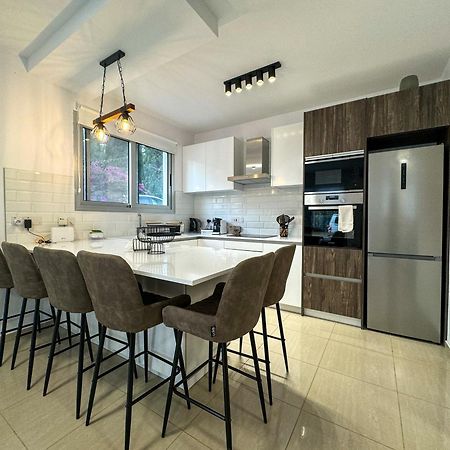 Modern 2Br Apartment With Pool, Veranda & Garden In Paphos Ngoại thất bức ảnh