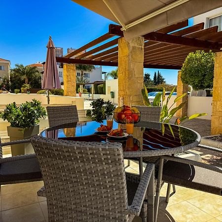 Modern 2Br Apartment With Pool, Veranda & Garden In Paphos Ngoại thất bức ảnh