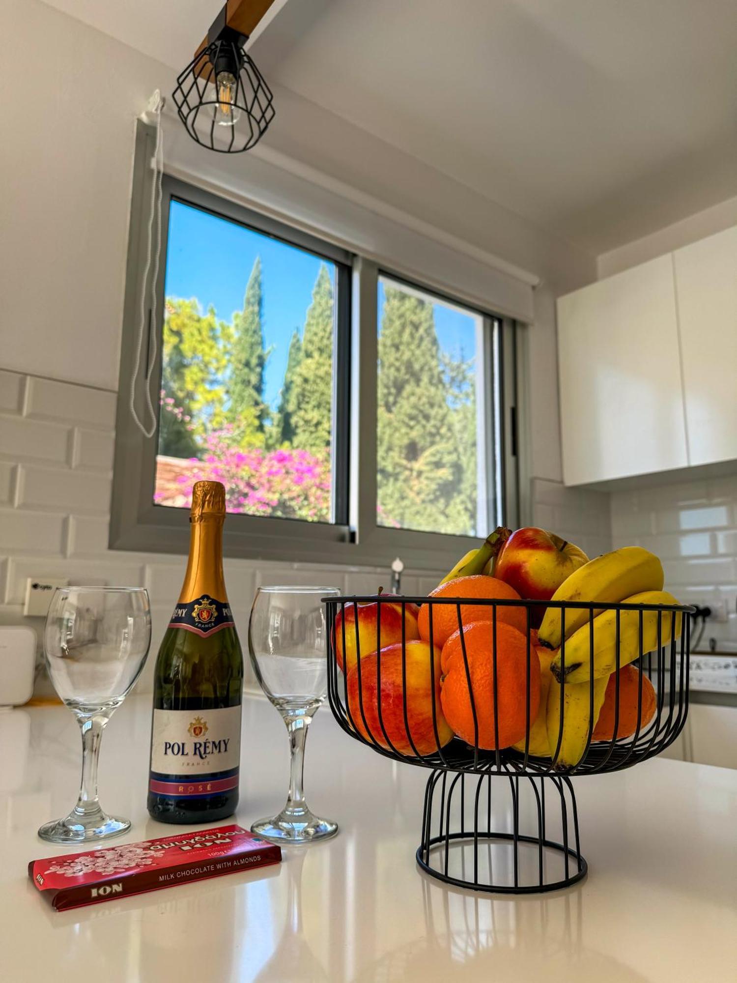 Modern 2Br Apartment With Pool, Veranda & Garden In Paphos Ngoại thất bức ảnh