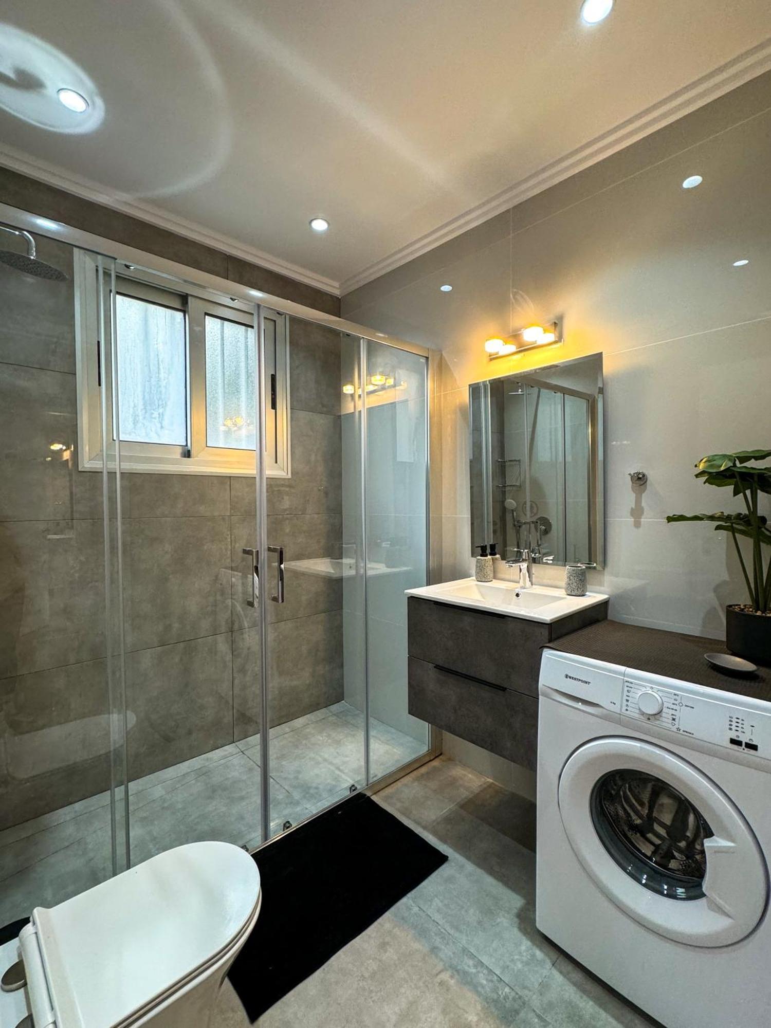 Modern 2Br Apartment With Pool, Veranda & Garden In Paphos Ngoại thất bức ảnh
