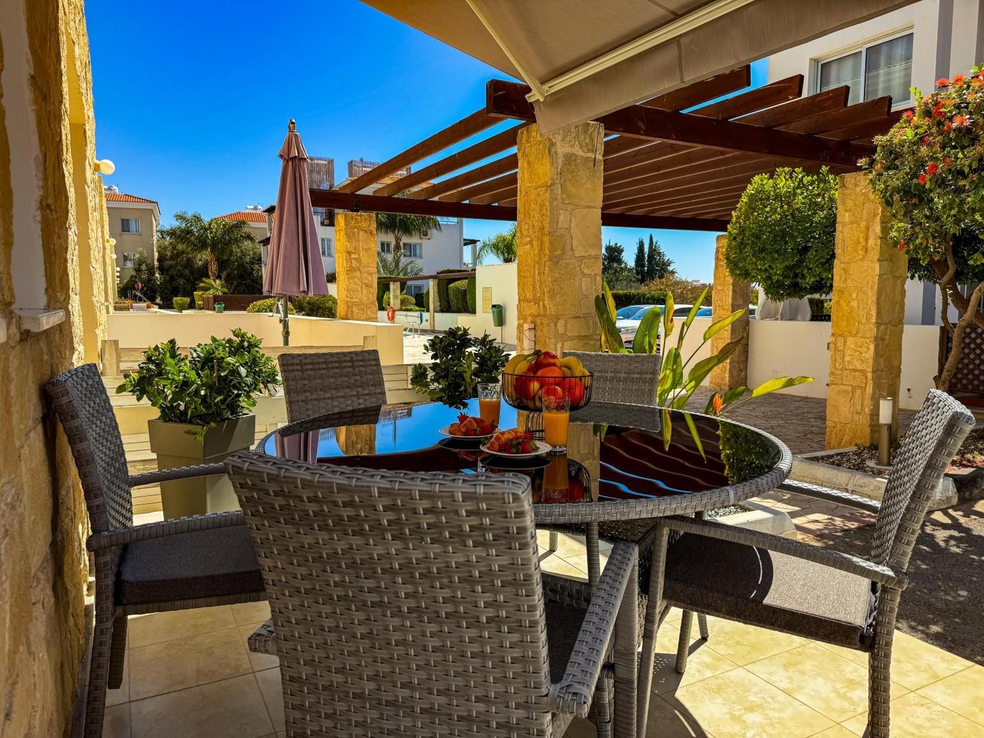 Modern 2Br Apartment With Pool, Veranda & Garden In Paphos Ngoại thất bức ảnh