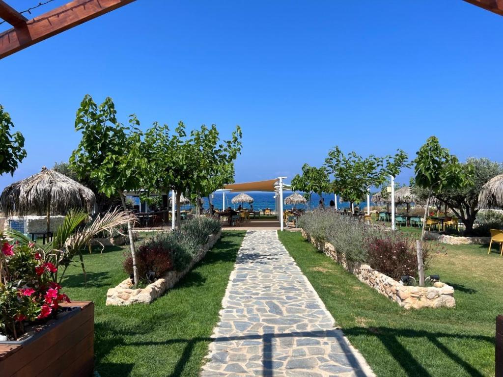 Modern 2Br Apartment With Pool, Veranda & Garden In Paphos Ngoại thất bức ảnh