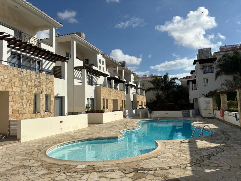 Modern 2Br Apartment With Pool, Veranda & Garden In Paphos Ngoại thất bức ảnh