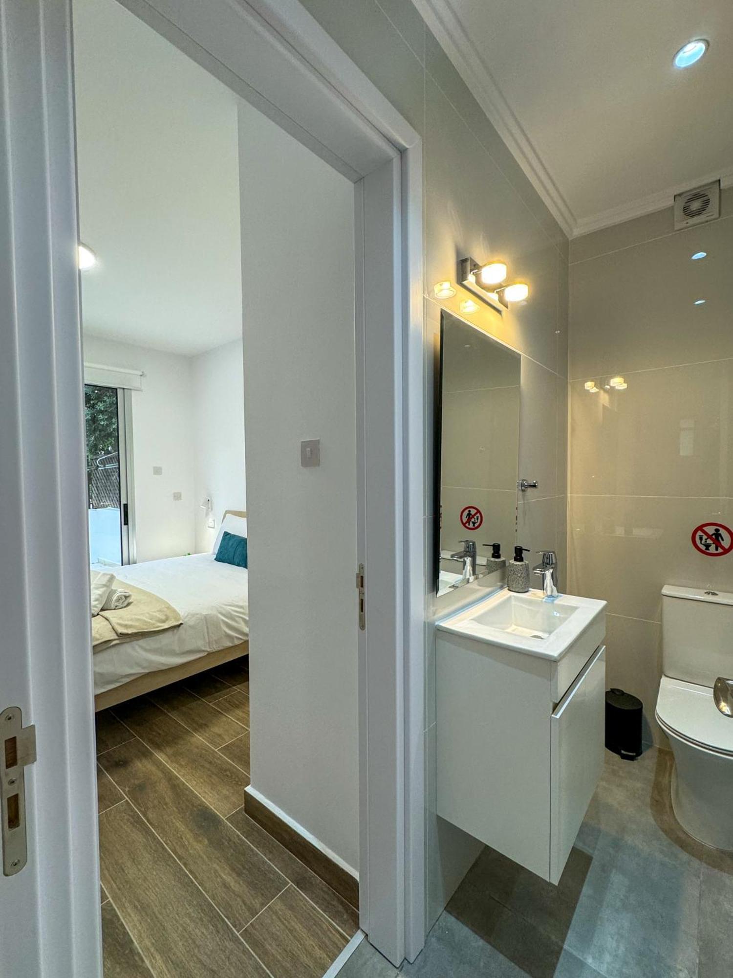 Modern 2Br Apartment With Pool, Veranda & Garden In Paphos Ngoại thất bức ảnh
