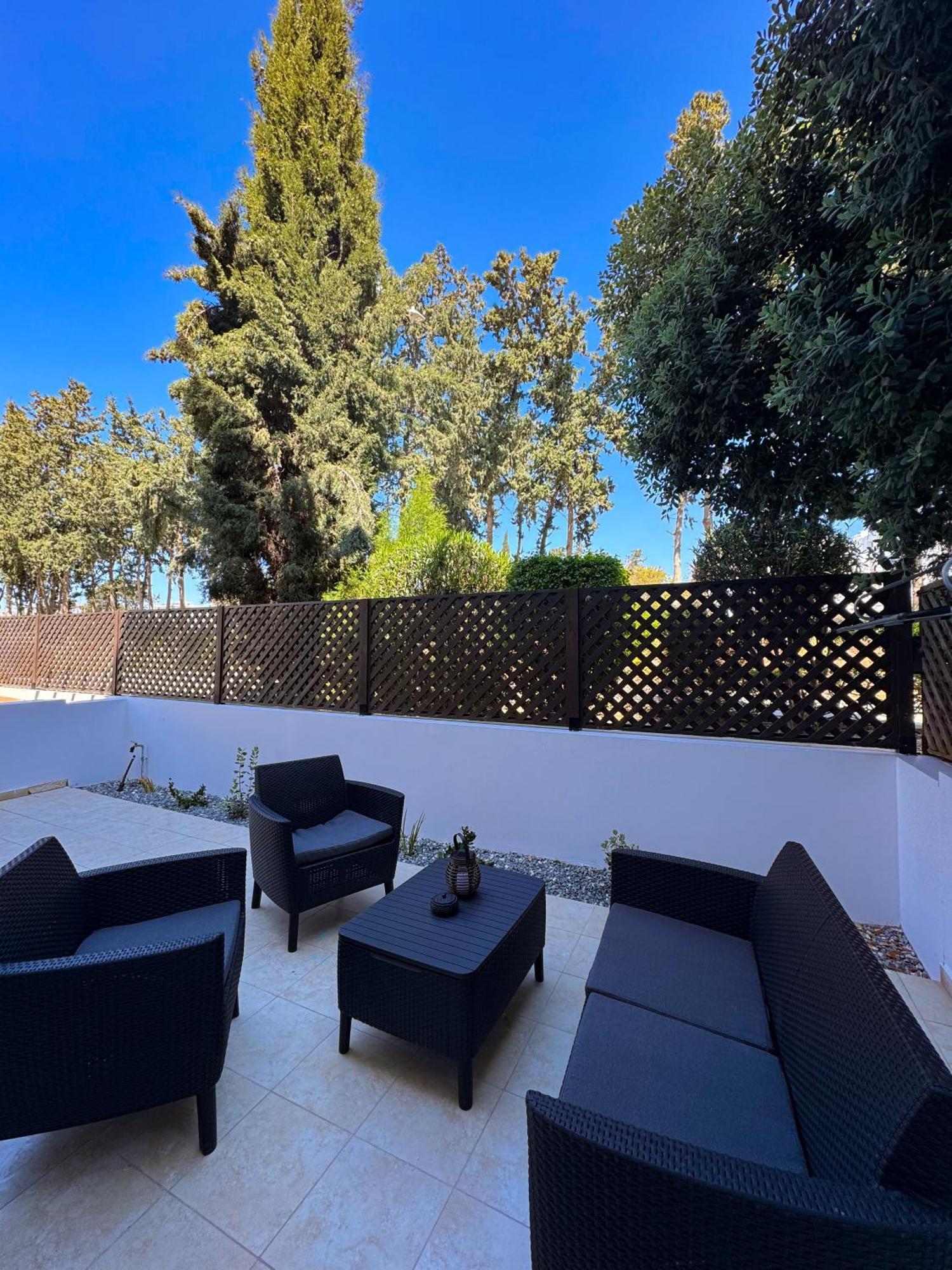 Modern 2Br Apartment With Pool, Veranda & Garden In Paphos Ngoại thất bức ảnh